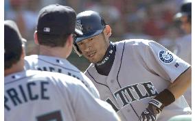 (2)Ichiro marks 3rd 50-hit month in major leagues