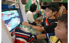 (2)Japanese kids love new arcade game featuring beetles