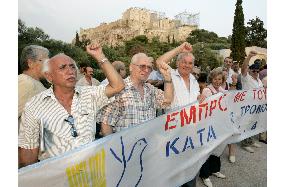 Greek people rally against 1945 atomic bombings in Japan
