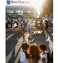 (2)Olympic torch heads for Athens