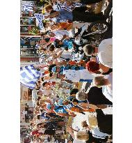 (3)Olympic torch heads for Athens