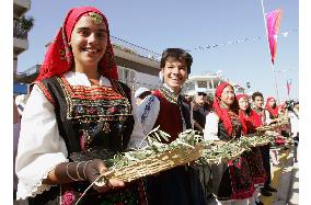 (4)Olympic torch heads for Athens