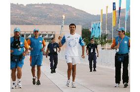 (1)Olympic torch heads for Athens