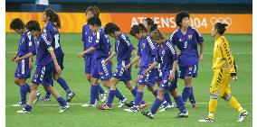 (2)Japan's women soccer team into quarterfinals, despite loss