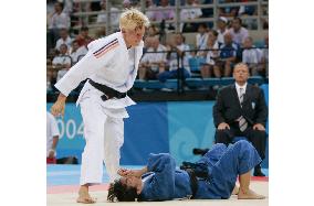 (1)Kusakabe denied gold in women's judo