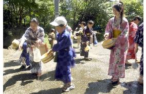 'Sprinkle water campaign' kicks off to beat Tokyo heat