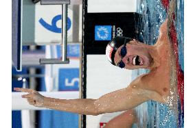 Van Den Hoogenband wins men's 100m freestyle