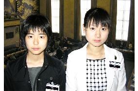 2 Nagasaki teens deliver antinuclear petition to U.N.