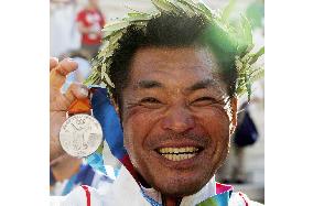 (1)Japanese archer Yamamoto wins Athens silver