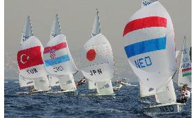 (2)Japan wins bronze in men's 470 double-handed dinghy race