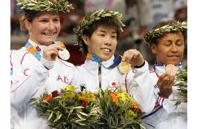 (1)Yoshida wins gold in women's 55kg freestyle wrestling