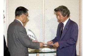 (1)Okinawa Gov. Inamine meets with PM Koizumi