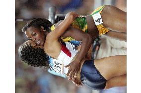 (2)Jamaica's Campbell wins gold in women's 200-meter