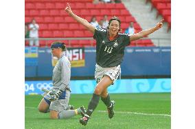 (2)Germany wins bronze in women's Olympic soccer