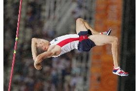 (3)Mack captures gold in men's pole vault