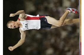 (2)Mack captures gold in men's pole vault