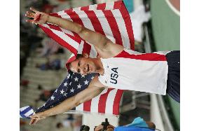 (1)Mack captures gold in men's pole vault
