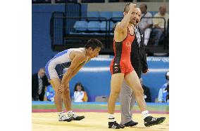 (2)Abas beats Tanabe in men's freestyle wrestling semis