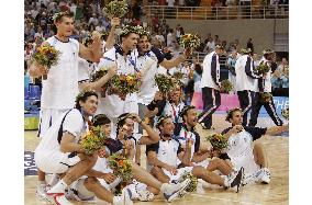 (2)Argentina wins gold in men's basketball