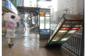 (1)Typhoon Chaba hits Kyushu