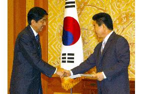 (1)Abe, Fuyushiba talk with S. Korean President Roh