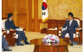 (2)Abe, Fuyushiba talk with S. Korean President Roh