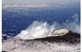(6)Mt. Asama volcano erupts, villagers evacuated