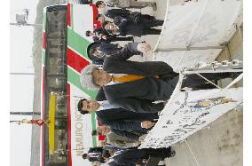 (2) Koizumi departs for boat trip to view Russian-held isles