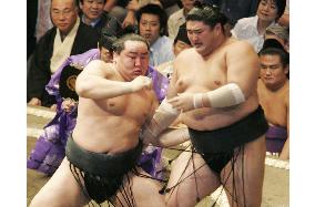 Asashoryu blasts out Kotomitsuki for 1st-day win