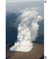 (2)Mt. Asama erupts again, billowing smoke 2,500 meters high