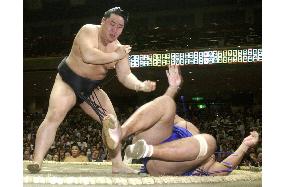 Asashoryu steams ahead with 3rd win at autumn sumo