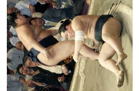 Asashoryu handed 1st defeat at autumn sumo