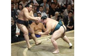 Yokozuna Asashoryu beaten by Iwakiyama at fall sumo