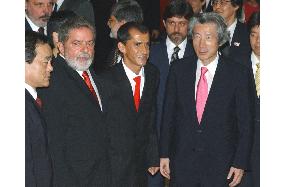 Koizumi chats with marathon runner de Lima, President Lula