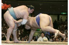 No. 1 maegashira Kokkai beats ozeki Kaio