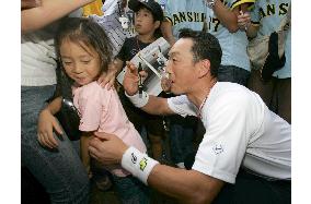 (6)Baseball fans gather at autograph sessions