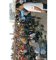 (5)Baseball fans gather at autograph sessions