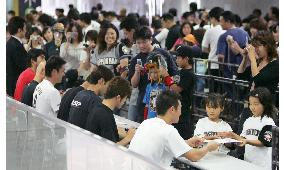 (1)Baseball fans gather at autograph sessions