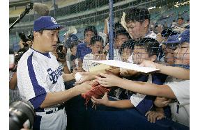 (3)Baseball fans gather at autograph sessions