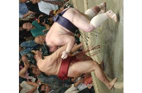 Dejima, Kyokushuzan share lead at autumn sumo tournament