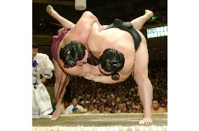 Yokozuna Asashoryu beats Hakuho
