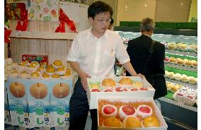 JETRO starts test-marketing Japanese fruits in Shanghai
