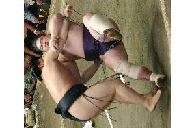 Asashoryu takes share of lead at autumn sumo