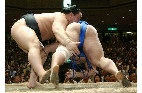 Asashoryu keeps share of lead at autumn sumo