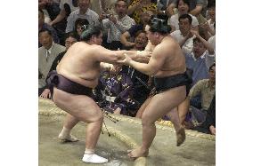 Asashoryu suffers 3rd defeat at autumn sumo