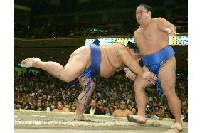 Kaio moves win away from capturing autumn basho title