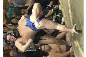 Yokozuna Asashoryu beaten by ozeki Chiyotaikai