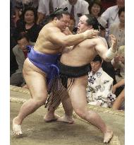Ozeki Kaio wins autumn sumo, beats Asashoryu on final day