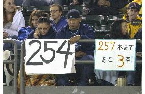 (2)2 down, 3 to go till Ichiro ties MLB hits record