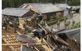 (1)Typhoon leaves 12 dead, 13 missing
